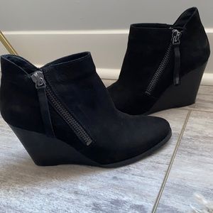 Cute black wedge perfect for so many outfits!!